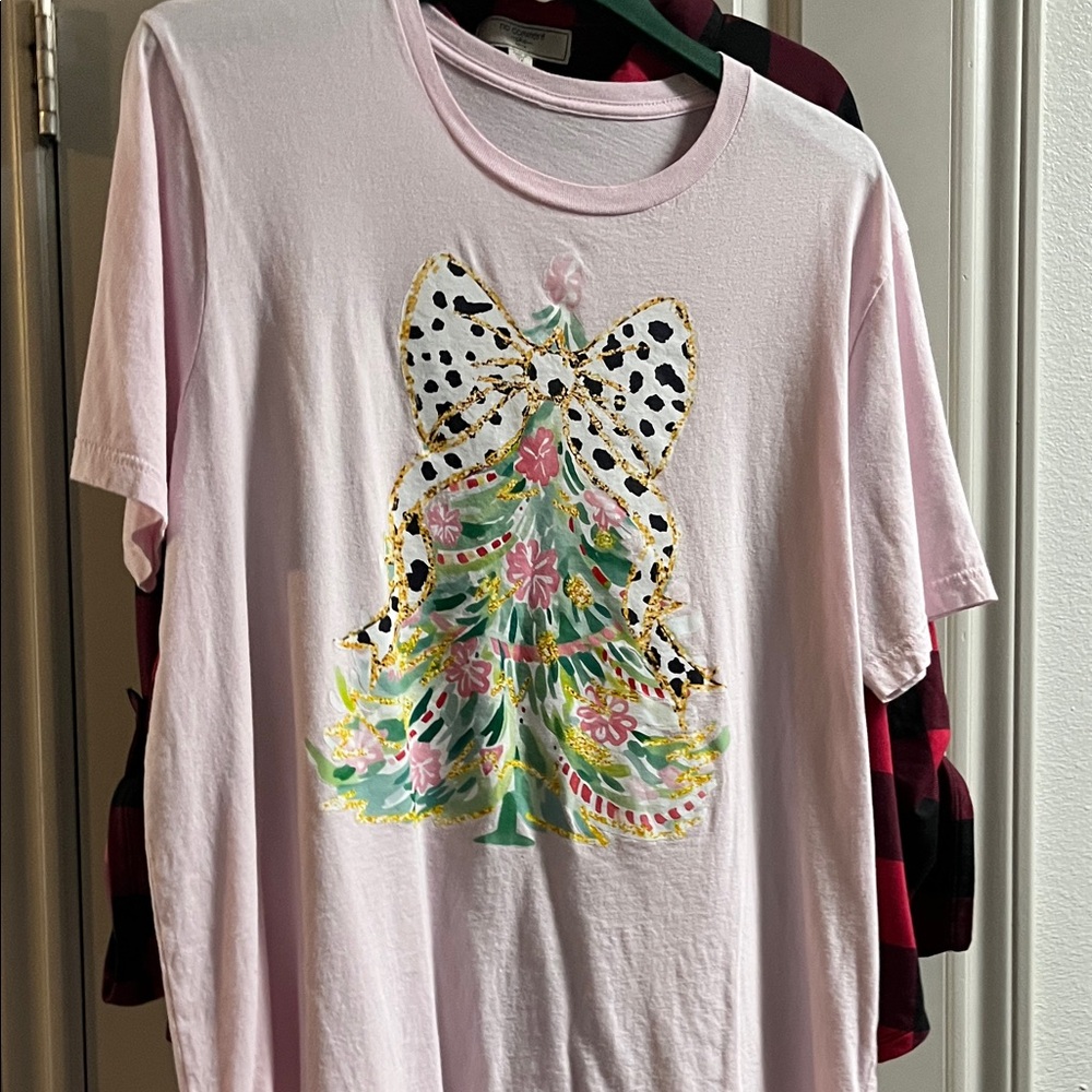 T.J.Maxx Light Pink Graphic Short Sleeve Tee with Multicolor Holiday Tree